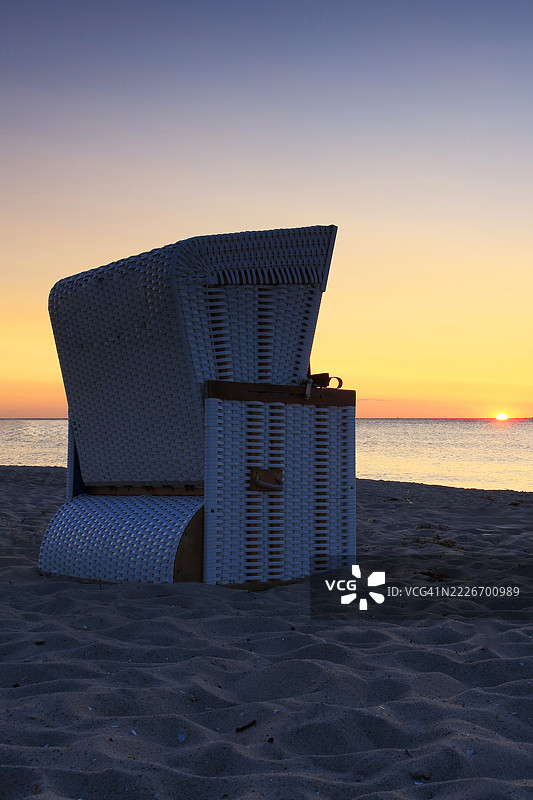日落时分沙滩上的一把沙滩椅图片素材