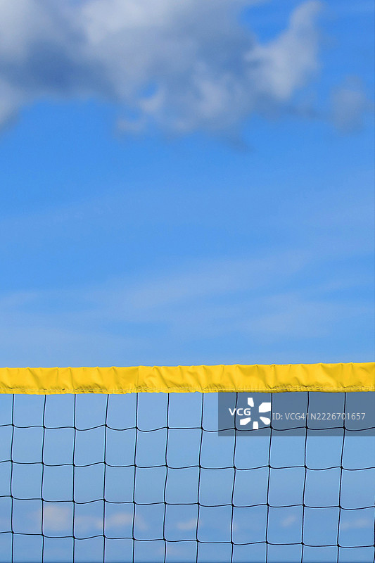 蓝天背景下的排球、羽毛球、网球的球网图片素材