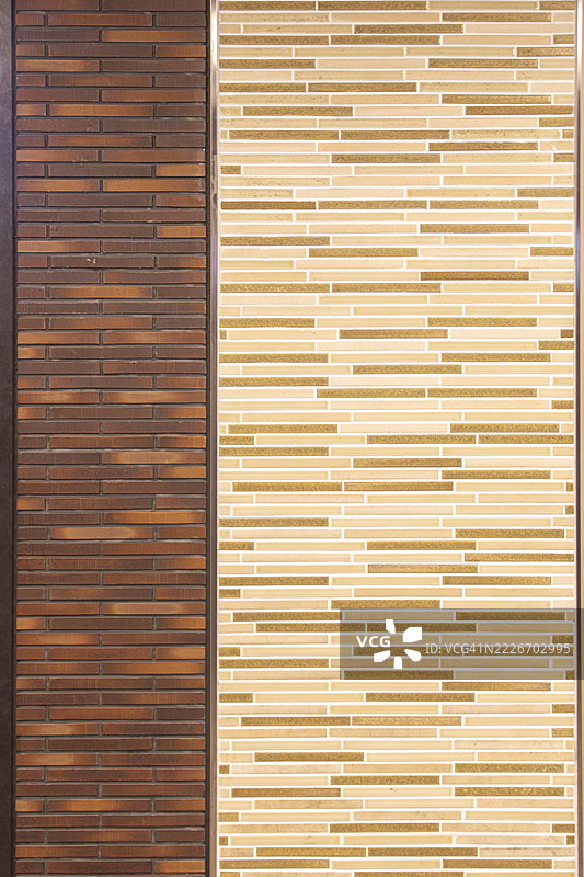 双重纹理墙面设计：砖块与线性瓷砖图片素材