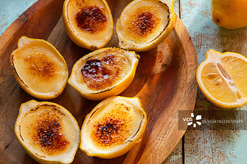 柠檬波塞特甜点奶油。用新鲜柠檬皮烘焙而成的奶油甜点，分成小份上桌。图片素材