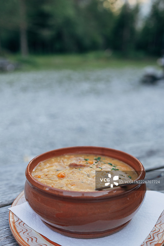 传统斯洛文尼亚熏香肠豆汤盛在乡村风格的碗里图片素材