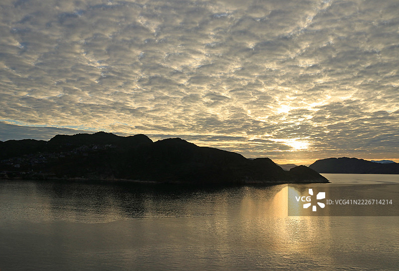 格林兰和拉布拉多海的山丘与山脉剪影下的日出图片素材