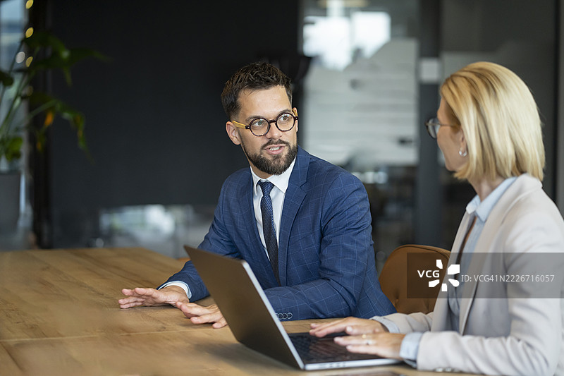 两位商务人士在交谈图片素材