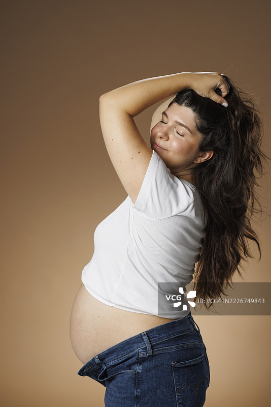 怀孕的年轻幸福女性图片素材