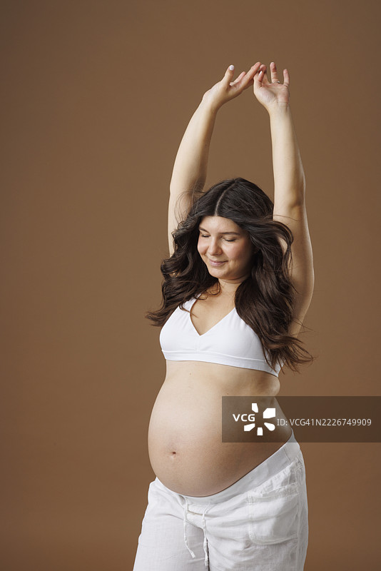 怀孕的年轻幸福女性图片素材