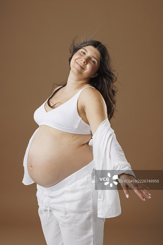 怀孕的年轻幸福女性图片素材