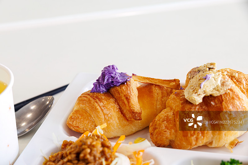 早餐自助餐。提供冲绳特色菜肴，如苦瓜炒蛋（Goya Chanpuru）和胡萝卜沙拉（Carrot Shirishiri）。可搭配红薯和黑糖人造黄油的可颂。图片素材