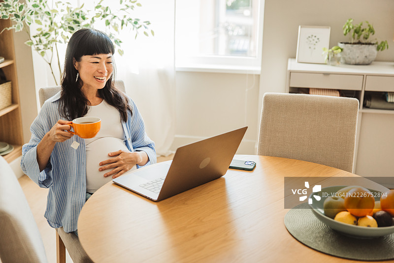 怀孕的日本女性通过视频通话咨询医生图片素材