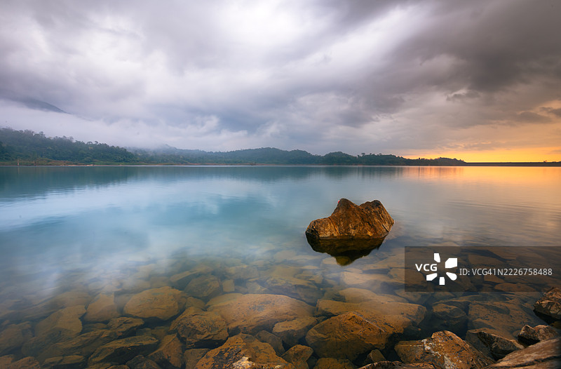 宁静而平和的湖泊在清新的早晨中独处图片素材