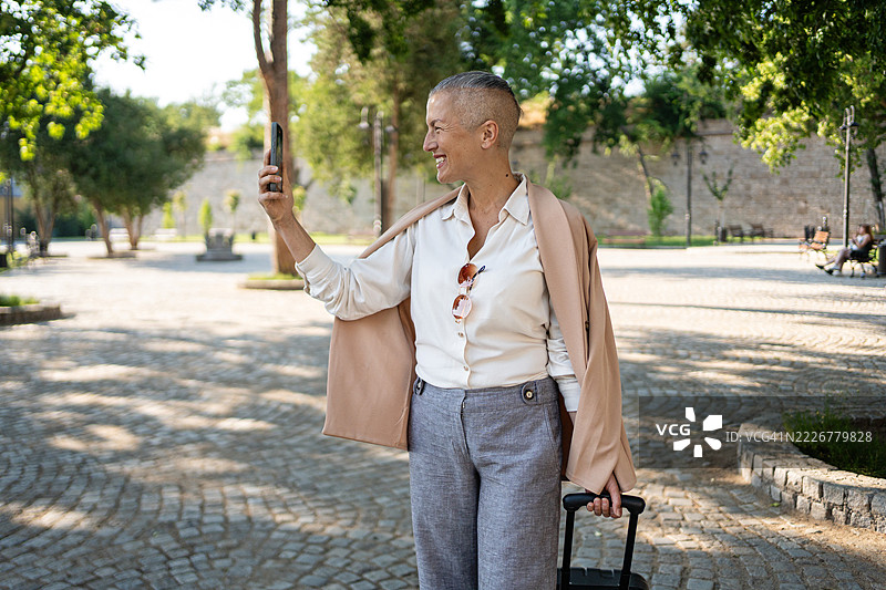 成熟的女性在探索历史遗址时捕捉瞬间图片素材