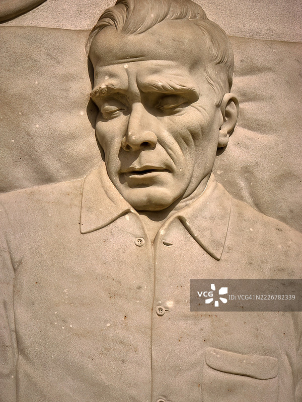 菲律宾前总统曼努埃尔·L·奎松的大理石浮雕雕塑。图片素材