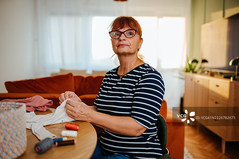 祖母的手拿着线和针图片素材