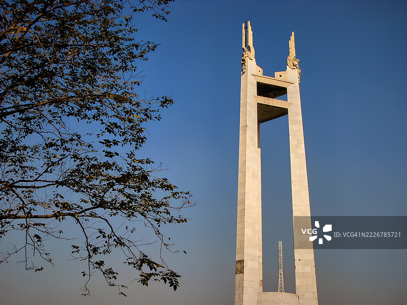 奎松纪念碑，位于奎松市，是一座高耸的白色装饰艺术风格纪念碑。图片素材