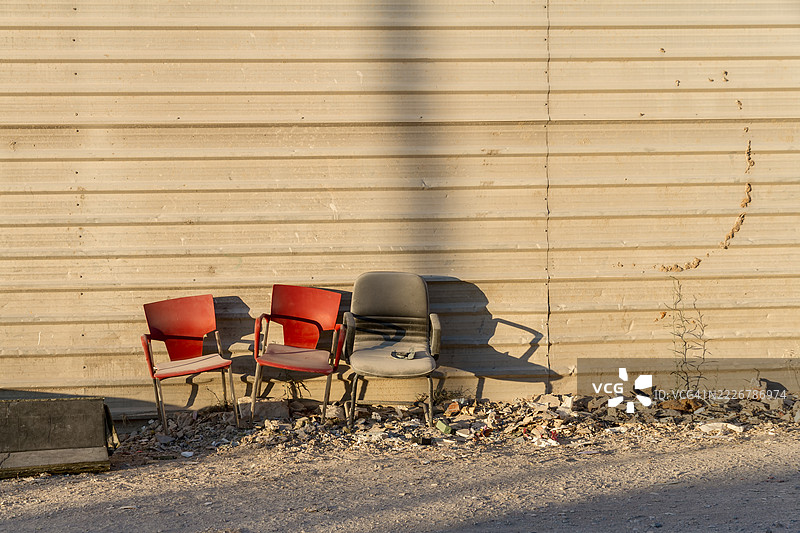 废弃的椅子在建筑和拆除废物管理厂图片素材