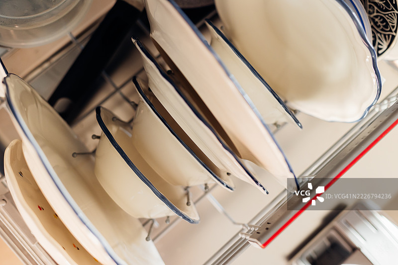 干燥架上整齐排列的碗碟特写图片素材