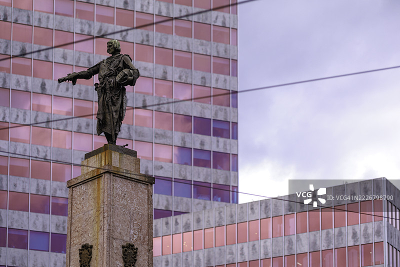 被粉色窗户塔楼框住的迭戈·洛佩斯·德·哈罗纪念碑图片素材