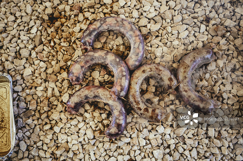 萨拉拉的传统骆驼餐厅，烤架上的骆驼香肠，阿曼达霍法尔图片素材