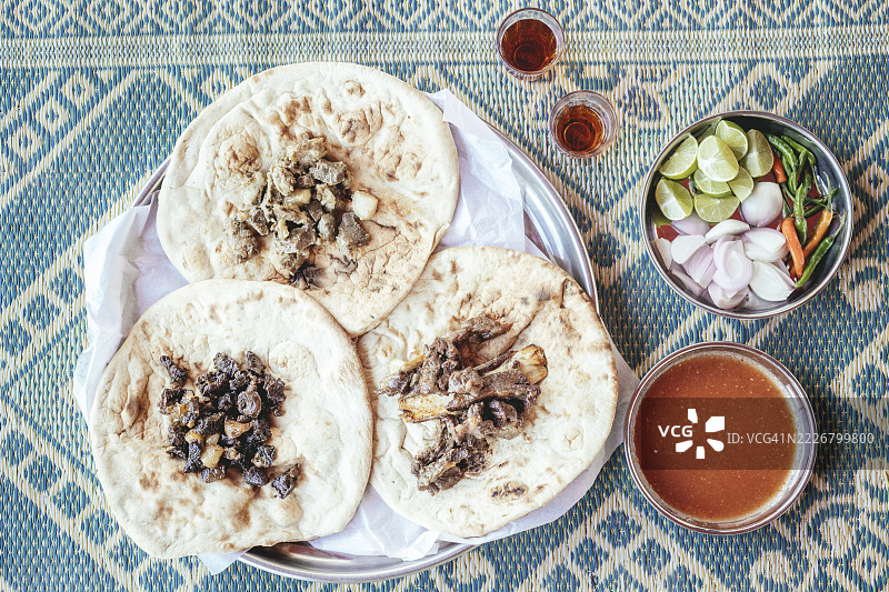 萨拉拉的传统骆驼餐厅，三种骆驼肉（干炖、煮和烤/焗），传统上配有面包和酸辣酱，阿曼杜法尔。图片素材