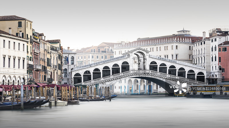 意大利威尼斯大运河上的里亚尔托桥长时间曝光照片图片素材