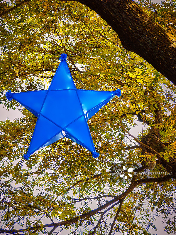一个充满活力的蓝色星形帕罗尔——传统的菲律宾圣诞灯笼。图片素材