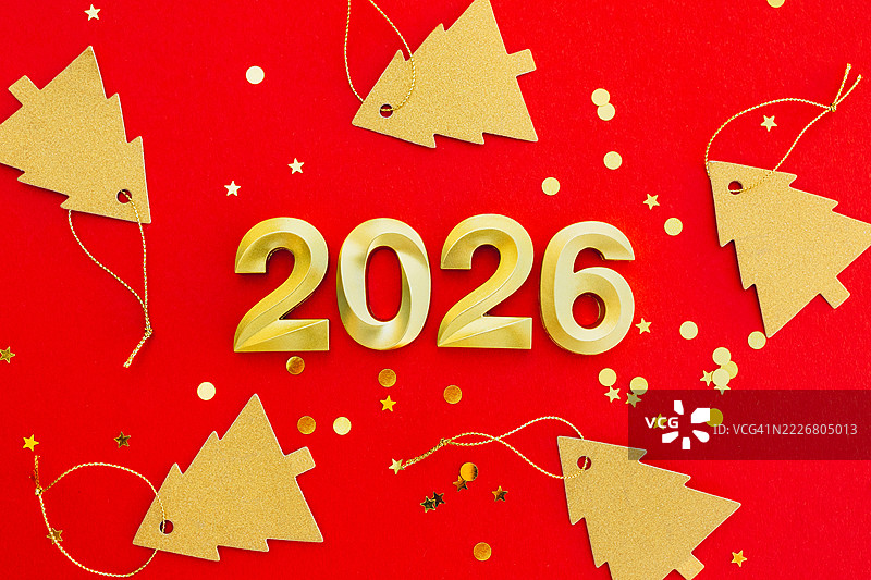 红色背景上方视角的金色数字2026，周围有金色的五彩纸屑。节日新年贺卡图片素材