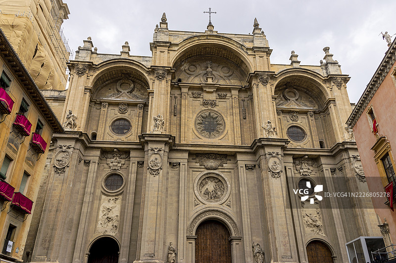 格拉纳达文艺复兴大教堂(Catedral de Granada)圣玛丽亚·德·恩卡纳西翁(Santa María de la Encarnación de Granada)位于西班牙安达卢西亚省格拉纳达历史中心的入口。图片素材