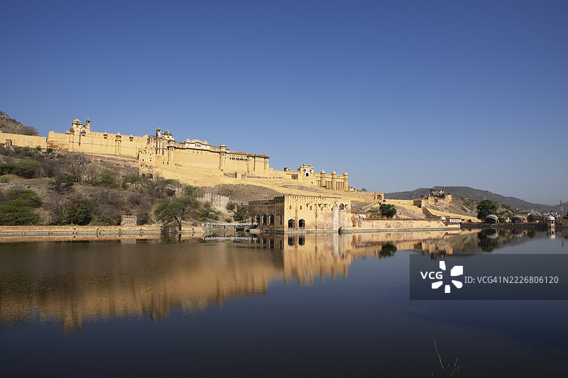 位于阿拉瓦利山脉马奥塔湖上的琥珀堡，在水中映出倒影，印度拉贾斯坦邦斋浦尔图片素材