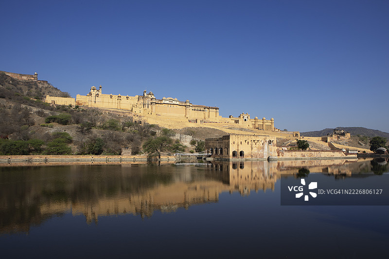 琥珀堡或堡垒坐落在阿拉瓦利山脉的马奥塔湖上，倒映在水中，位于印度拉贾斯坦邦斋浦尔图片素材