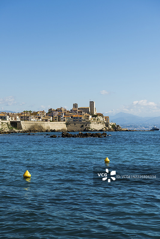 海边风景如画的小镇，安提布，普罗旺斯阿尔卑斯蓝色海岸，法国南部，法国图片素材