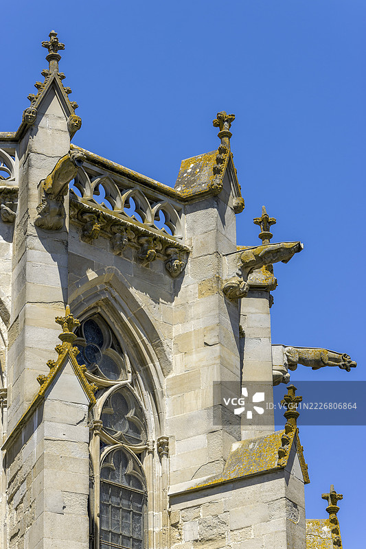 优雅的哥特式教堂,位于12世纪的圣纳泽尔-圣塞尔斯大教堂(Basilique Saint-Nazaire),背景是蓝天,位于卡尔卡松的中世纪城堡小镇(La Cité Médiévale),联合国教科文组织世界遗产,奥德省,法国。图片素材