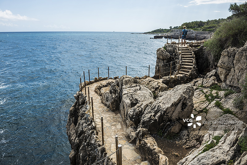 风景如画的海岸徒步小径,位于法国南部普罗旺斯-阿尔卑斯-蔚蓝海岸大区昂蒂布的昂蒂布角海岸小径。图片素材