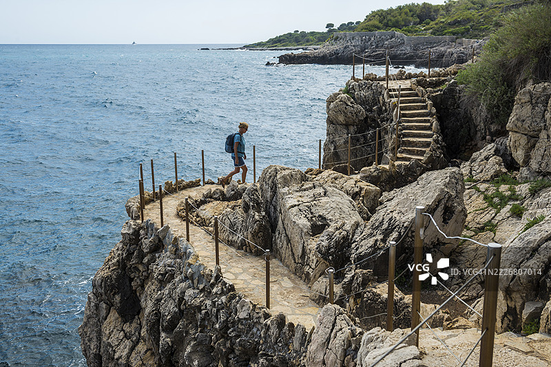 法国南部普罗旺斯-阿尔卑斯-蔚蓝海岸地区，昂蒂布市，昂蒂布角，海岸步道，风景如画的野外徒步小径图片素材