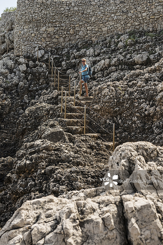 法国南部普罗旺斯-阿尔卑斯-蔚蓝海岸地区,昂蒂布市,昂蒂布海角,海岸步道,风景如画的野外徒步小径图片素材