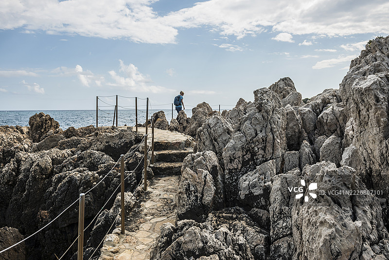 法国南部普罗旺斯-阿尔卑斯-蔚蓝海岸地区,昂蒂布市,昂蒂布角,海岸小径,风景如画的海岸野外徒步小径图片素材