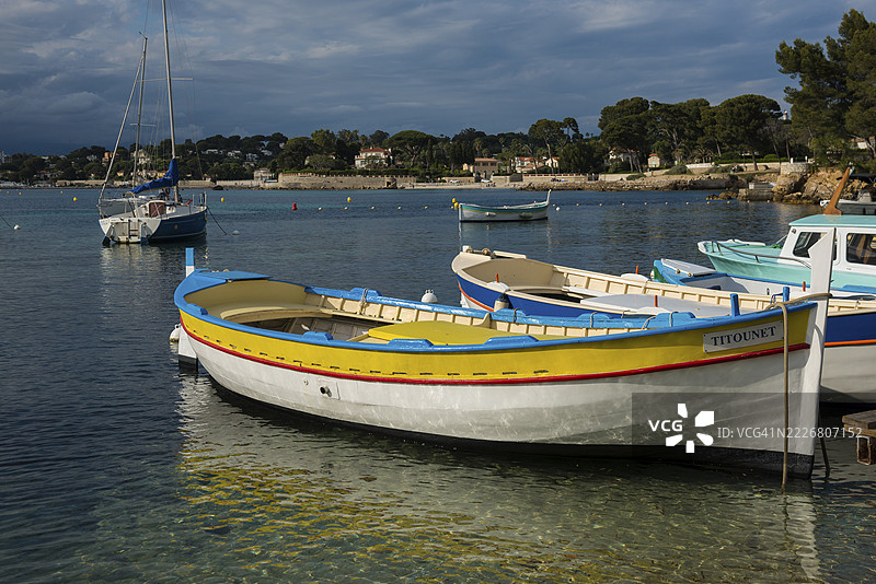 海滩和五彩斑斓的船只，奥利维特海滩，安提贝，普罗旺斯阿尔卑斯蓝色海岸，法国南部，法国图片素材