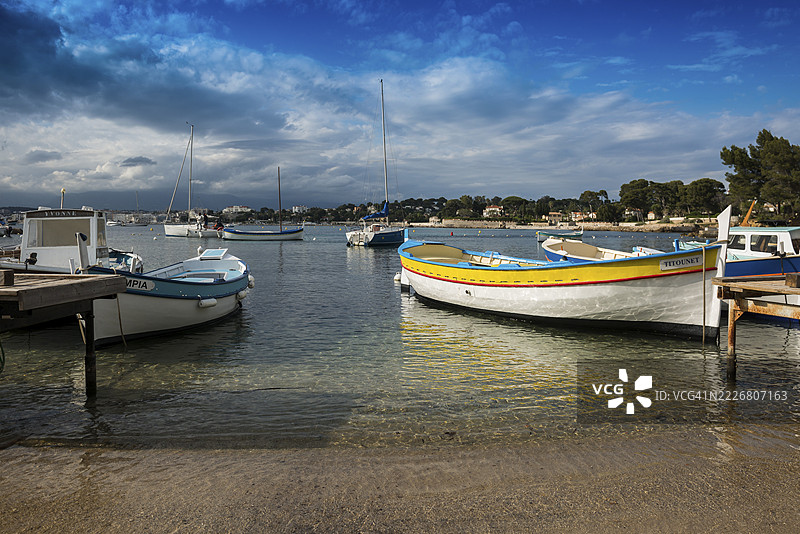 海滩和五彩斑斓的船只，奥利维特海滩，安提贝，普罗旺斯阿尔卑斯蓝色海岸，法国南部，法国图片素材