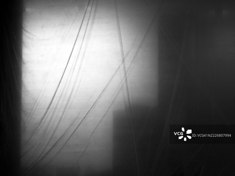 一张在建筑工地上拍摄的、被揉皱并逆光的塑料防水布。自然阴影。黑白。法国埃维昂莱班。图片素材