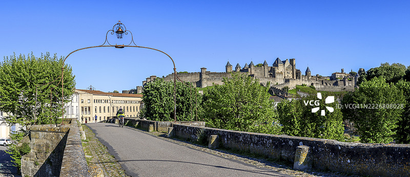 中世纪城镇拉西特梅迪瓦尔的城墙全景照片，以及14世纪的老桥（Pont Vieux）横跨奥德河，联合国教科文组织世界遗产，卡尔卡松，奥德，奥克西塔尼，法国图片素材