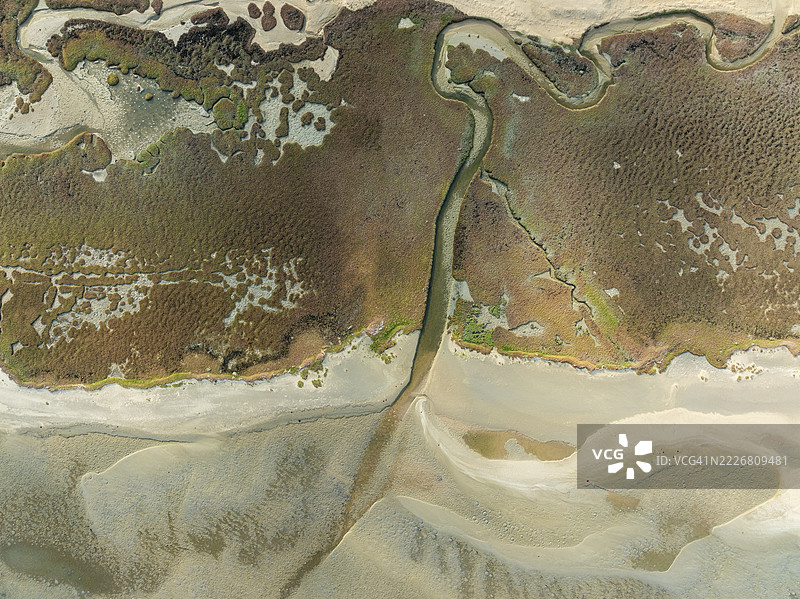 瓦尔维斯湾泻湖的低潮湿地和溪流。鸟瞰图。无人机拍摄。纳米比亚图片素材
