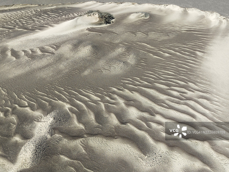 纳米布沙漠沙子的图案。鸟瞰图。无人机拍摄。纳米比亚骷髅海岸国家公园图片素材