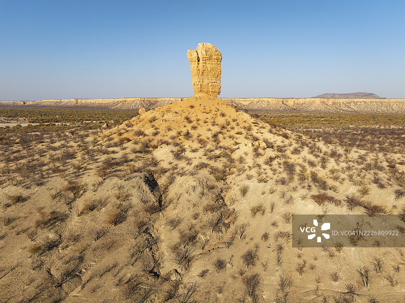 维根克利普(岩石手指)和乌加布谷地的梯田被荆棘灌木和莫帕尼(莫帕尼树)草原环绕。鸟瞰图。无人机拍摄。纳米比亚达马拉兰。图片素材