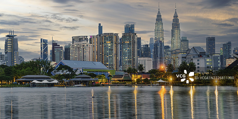 蒂蒂旺萨湖公园与吉隆坡城市天际线在黎明时分，马来西亚，亚洲图片素材