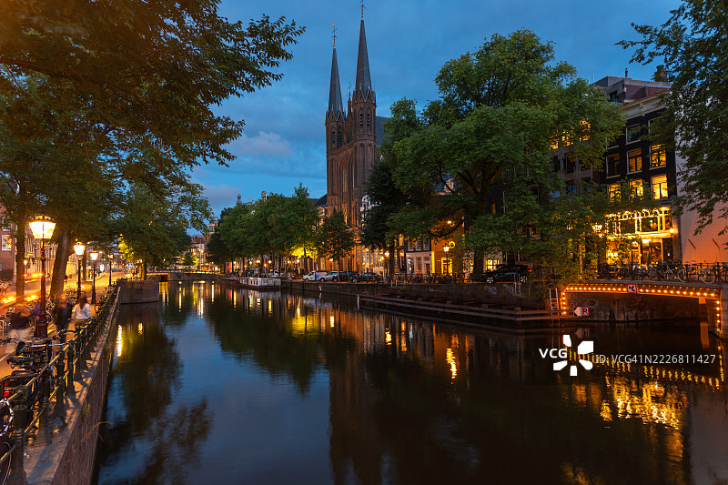 阿姆斯特丹的运河与黄昏时分的教堂图片素材