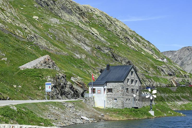 历史悠久的瑞士边境建筑的景观，边境站，曾是护照检查的检查站，护照控制，边境控制，乘客控制，公路过境的海关，意大利和瑞士的国界，位于大圣伯尔纳湖岸边。图片素材