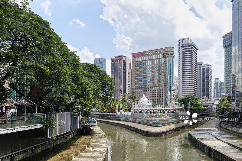 生命之河沿岸的摩天大楼，马来西亚吉隆坡克朗河焕然一新的滨水区，亚洲图片素材