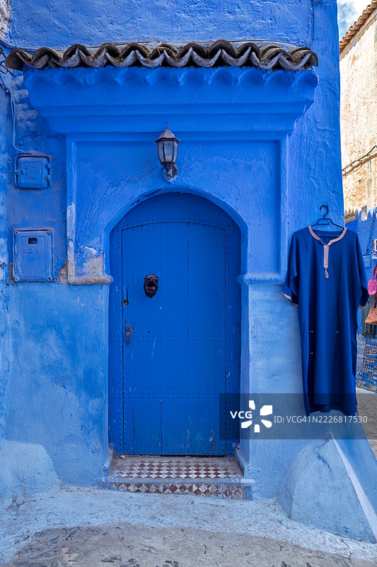 摩洛哥舍夫沙万蓝色城市外挂着的蓝色杰拉巴。图片素材