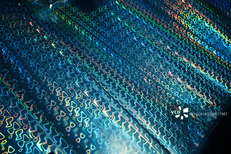 反光汽车遮阳板的特写，带有彩虹色图案图片素材