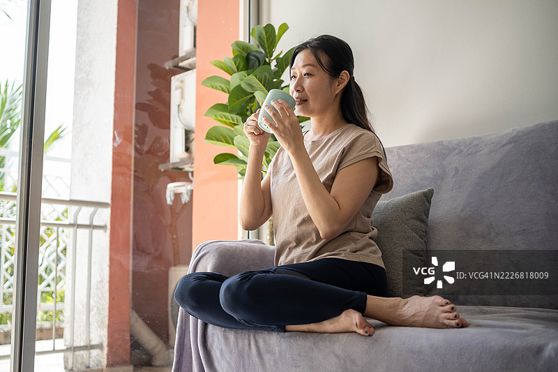 温柔的宁静：热饮与平静的思考图片素材