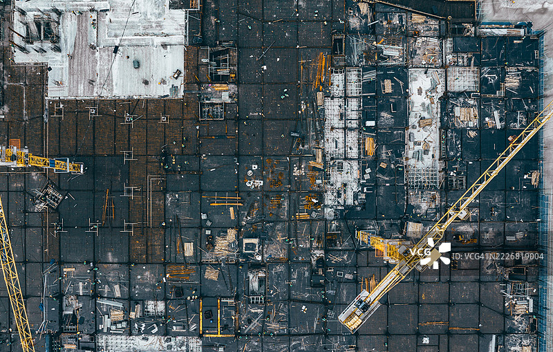 工人们在建筑工地上工作的无人机俯视图图片素材