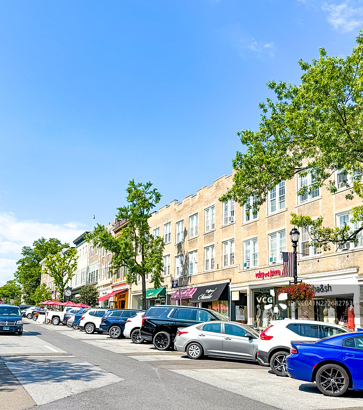 格林威治商店前停放的汽车图片素材